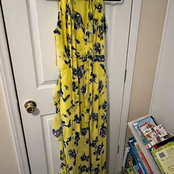 Beautiful long dress with side ruffles - Picture 3 of 5